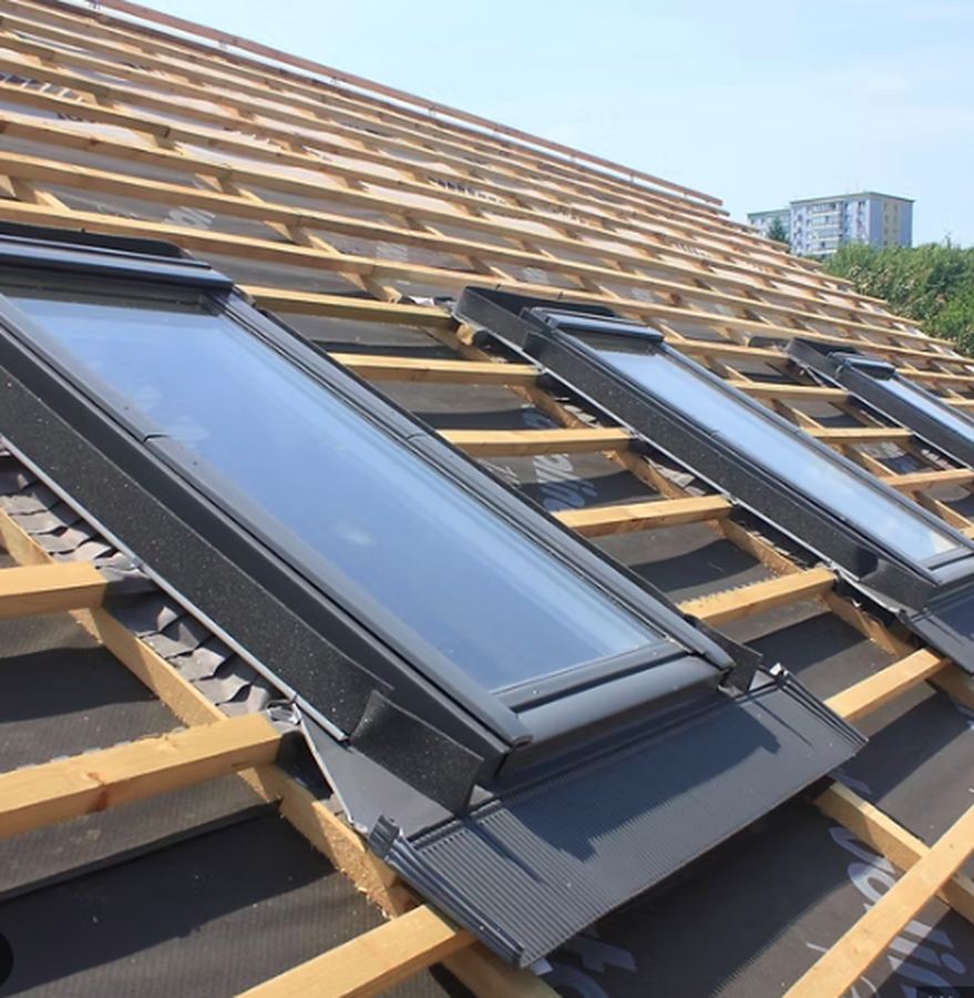 Pose de fenêtres de toit Velux en cours