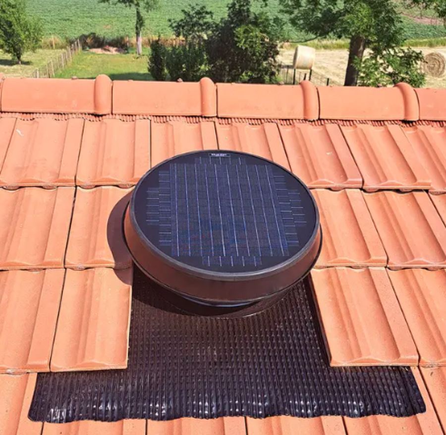 Extracteur d'air solaire sur toiture tuile
